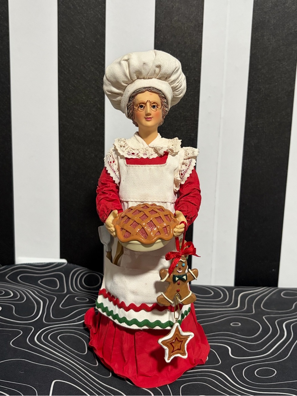 Vintage Clothtique Possible Dreams Mrs. Claus Baker Paper Mache Tree Topper 12"